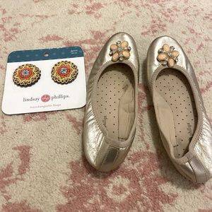 Flats with 2 pairs of interchangeable snaps included